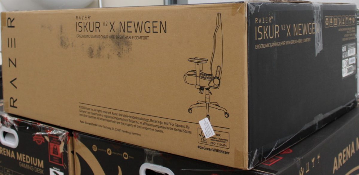 Razer Iskur V2 X NewGen, Gaming Chair, Black/Green, DAMAGED ITEM AND PACKAGING. ITEM SCRATCHED, DIRTY. MISSING: GLOVES, 36 month(s)
