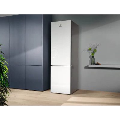 Electrolux ledusskapis ar saldētavu apakšā, 201 cm, balts stikls